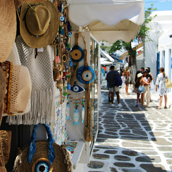 Matoyiannia street, located near the apartment Vento Aureo mykonos