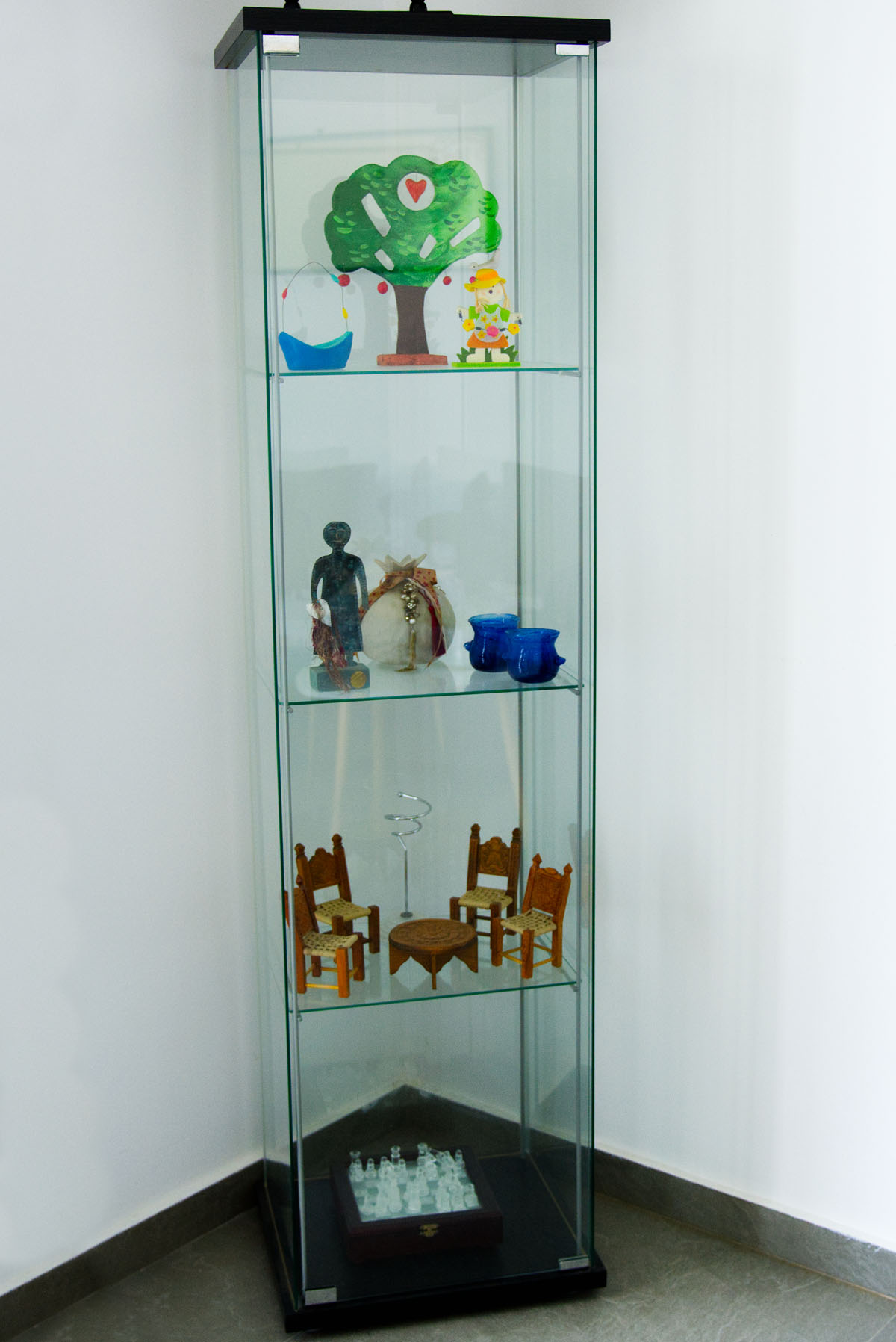 Glass display cabinet with decorative items in Vento Aureo Mykonos